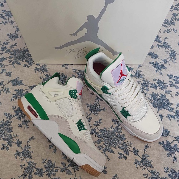 Jordan 4 Retro SB Pine Green Unisex Sneaker - Picture 2 of 7